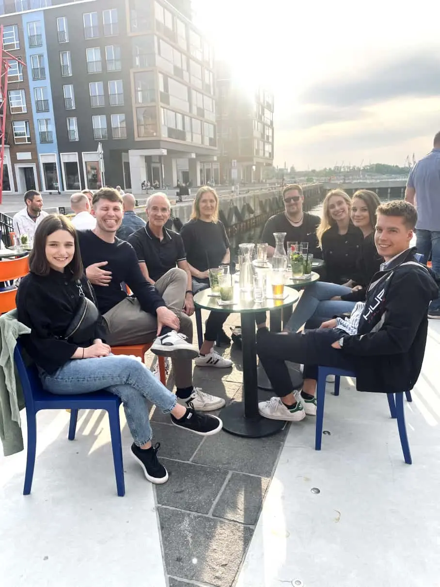 Das Popup Office Team in Tallinn, Estland am ersten gemeinsamen Abend. Alle sitzen mit einem erfrischenden Getränk draußen am Tisch.